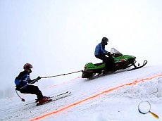 Skifahrer am Seil